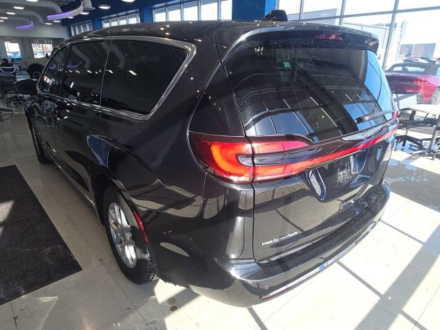Used 2023 Chrysler Pacifica Touring-L image 14