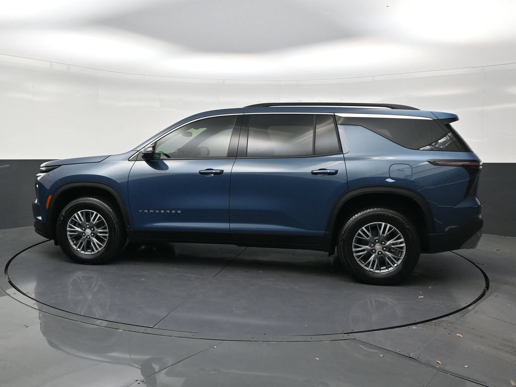 Used 2026 Chevrolet Traverse LT FWD image 2