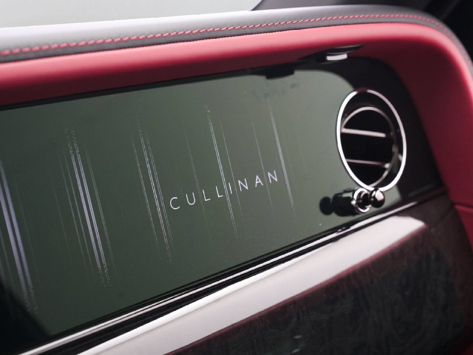 Certified 2025 Rolls-Royce Cullinan AWD/4WD image 34