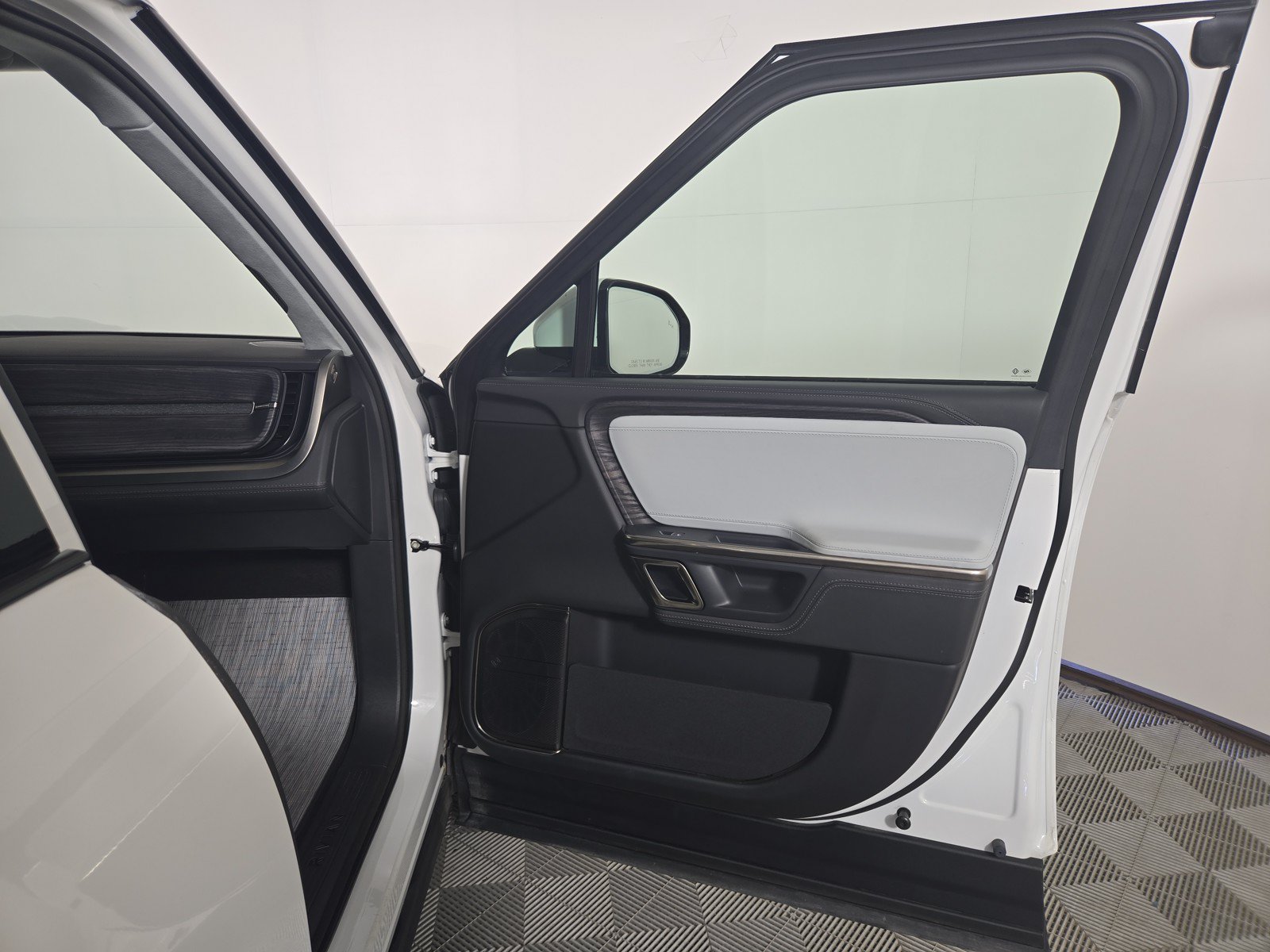 Used 2023 Rivian R1S Adventure AWD/4WD image 52