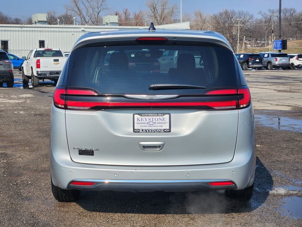 Used 2024 Chrysler Pacifica Touring-L FWD image 6