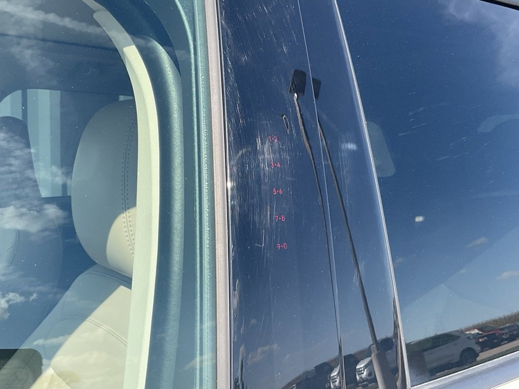 Used 2022 Ford Explorer XLT w/ Equipment Group 202A image 7