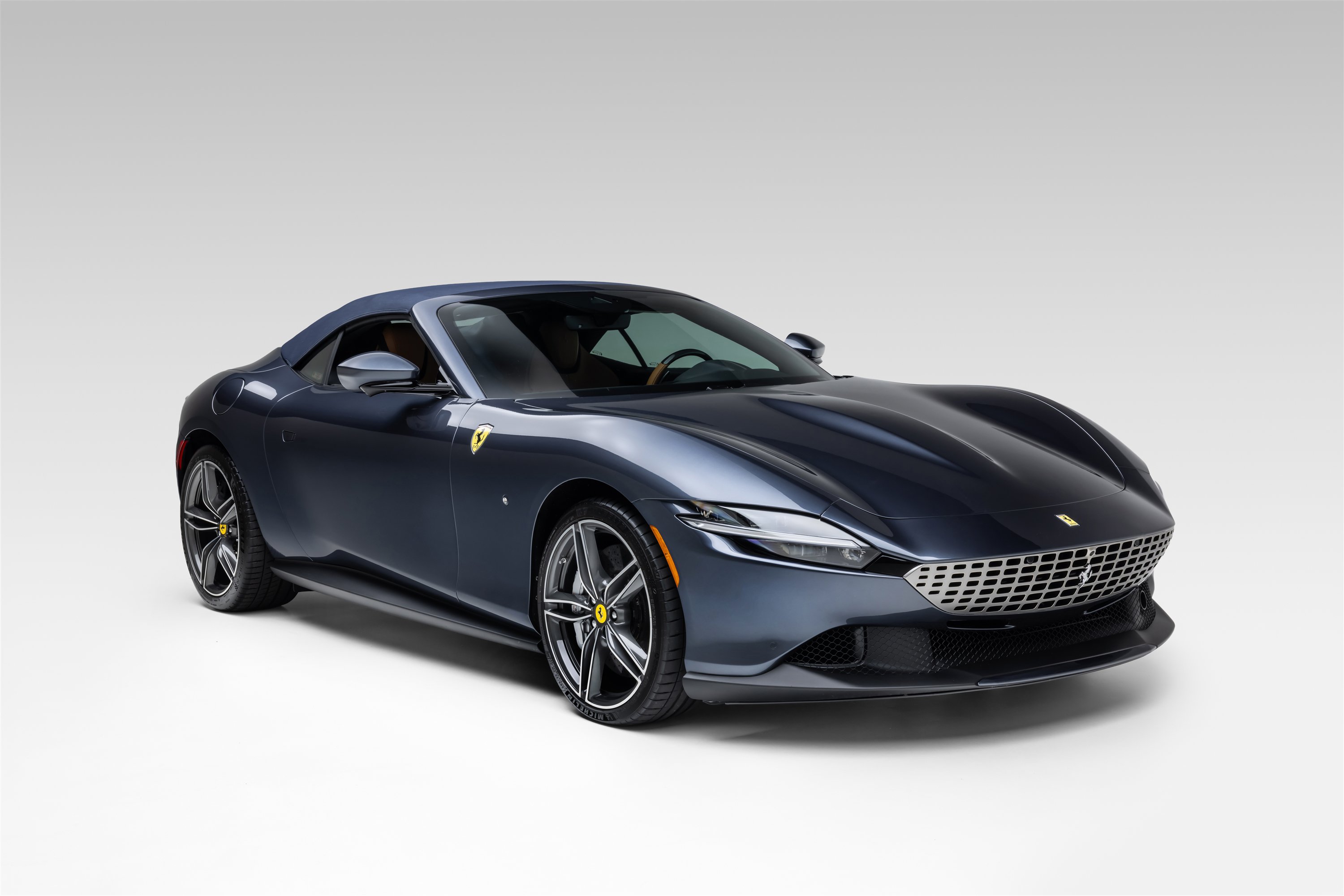 Used 2025 Ferrari Roma Spider RWD image 11