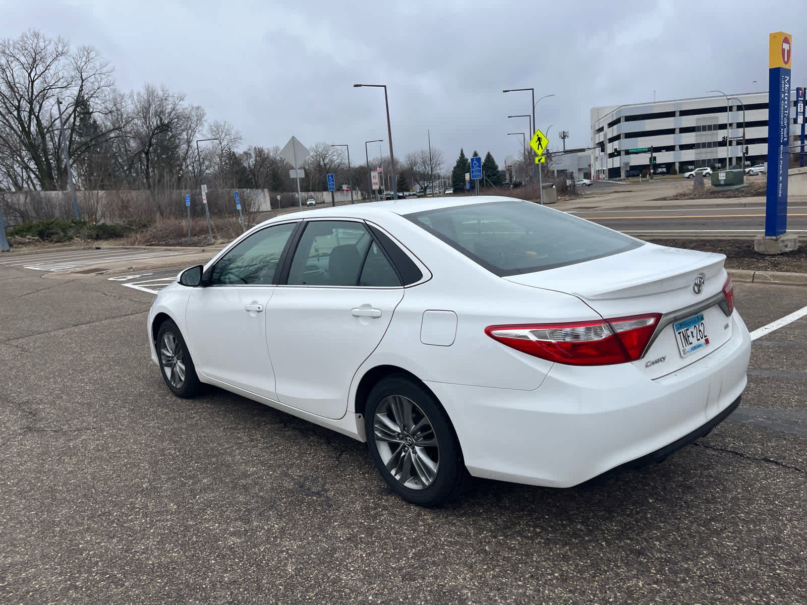 Used 2017 Toyota Camry SE image 4