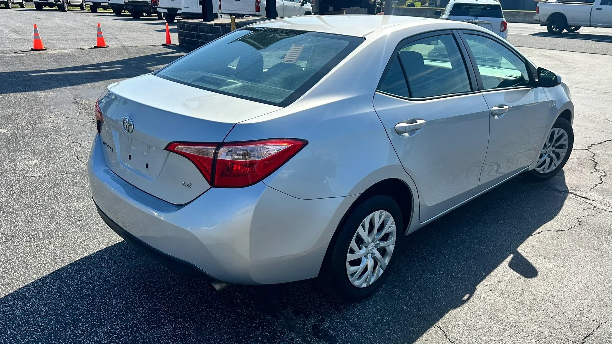 Used 2017 Toyota Corolla LE w/ Carpet Mat Package (TMS) FWD image 5