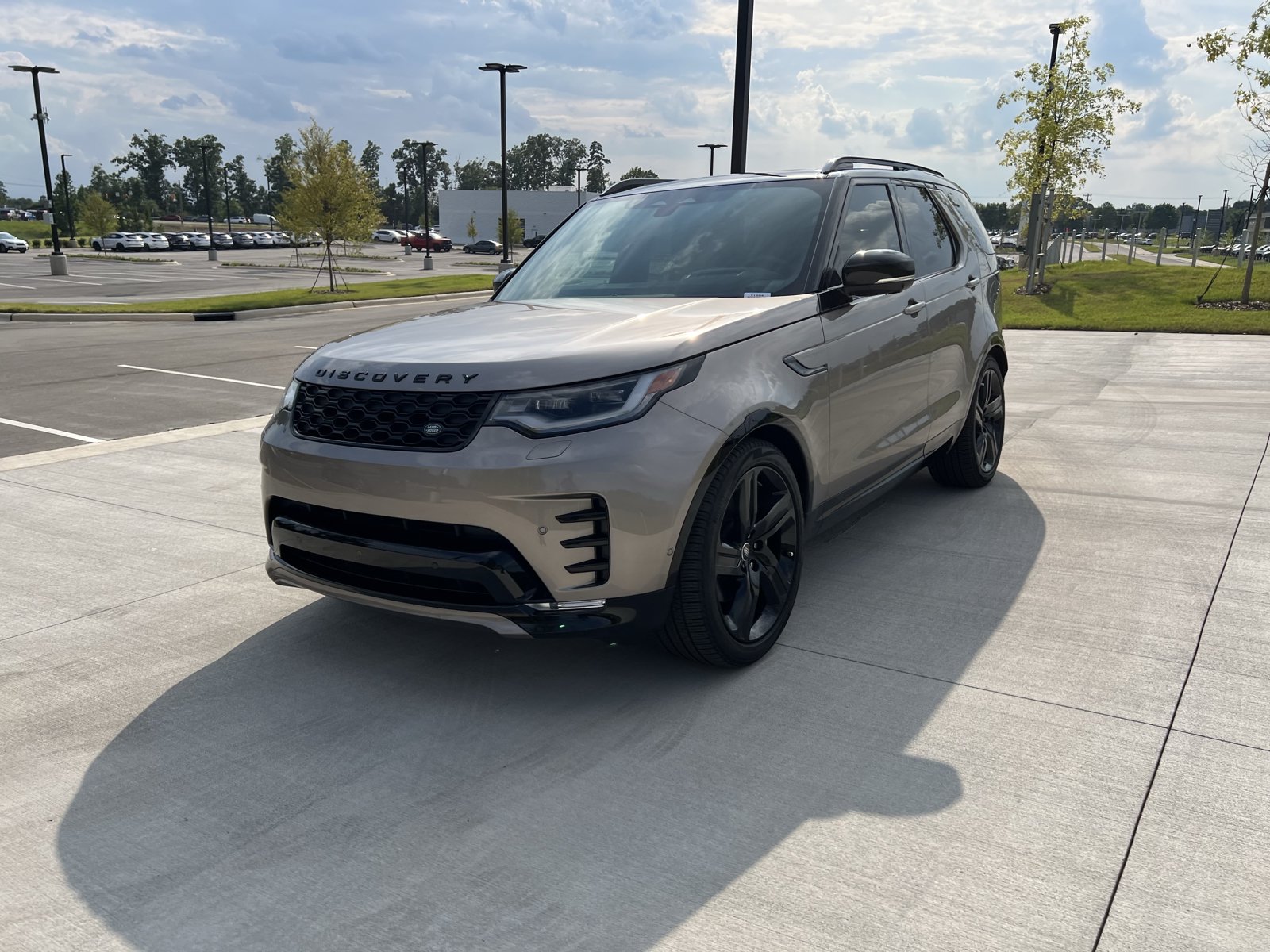 Used 2025 Land Rover Discovery Dynamic SE AWD/4WD image 4