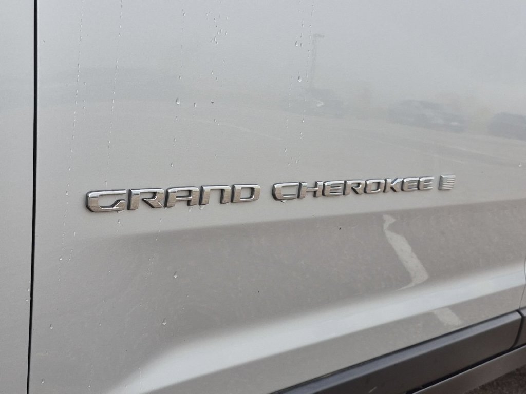 Used 2024 Jeep Grand Cherokee Laredo AWD/4WD image 10