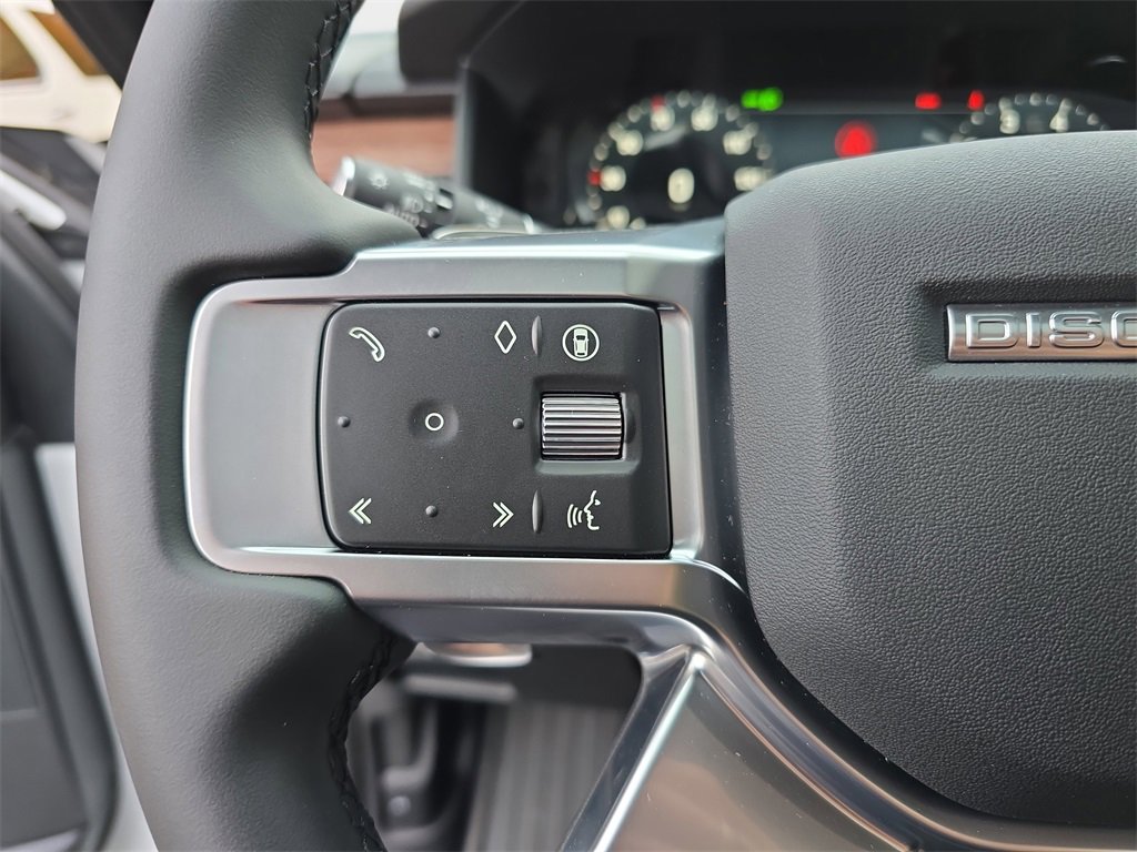 New 2025 Land Rover Discovery Dynamic SE image 18