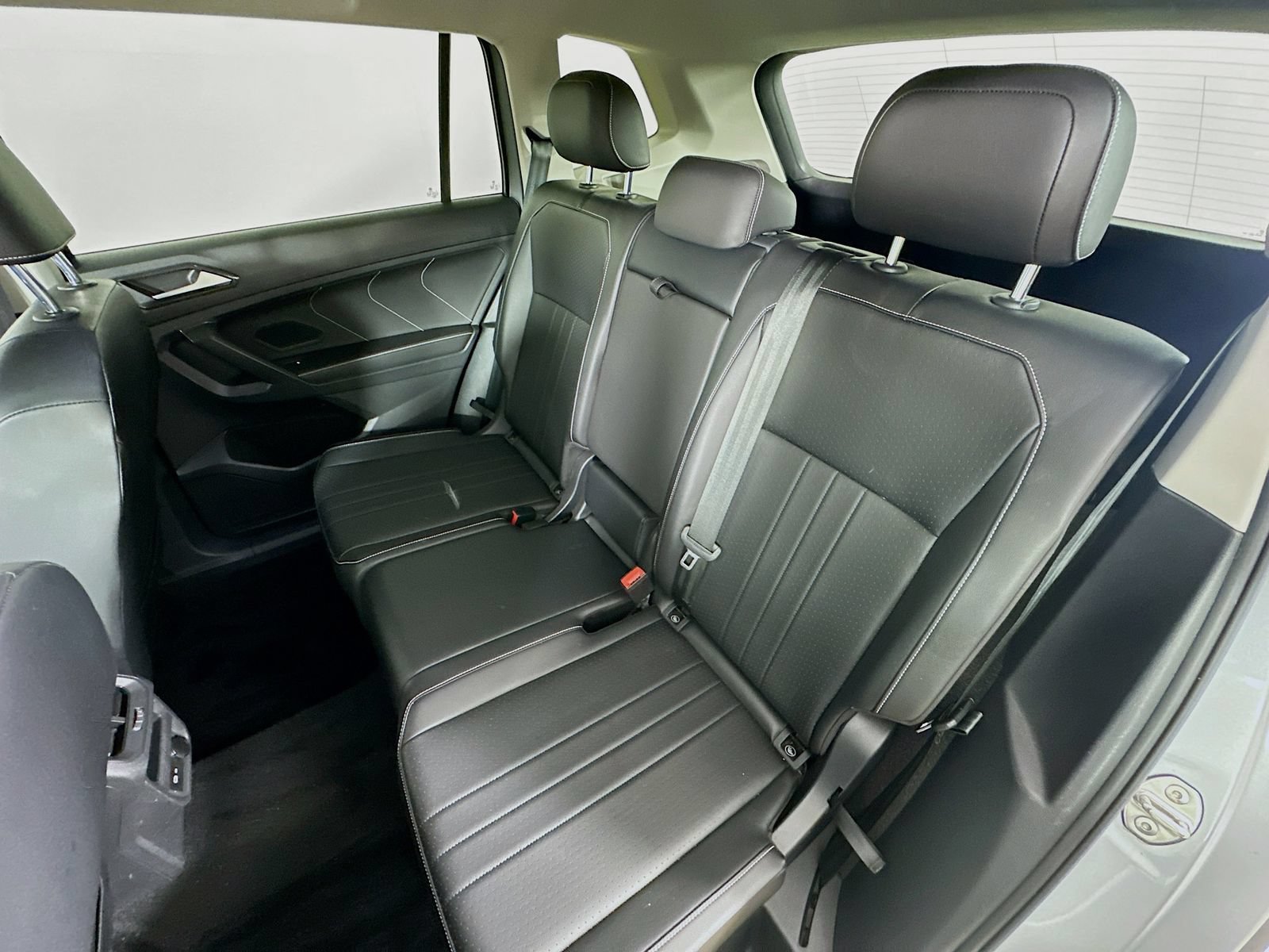 Used 2022 Volkswagen Tiguan SE AWD/4WD image 34