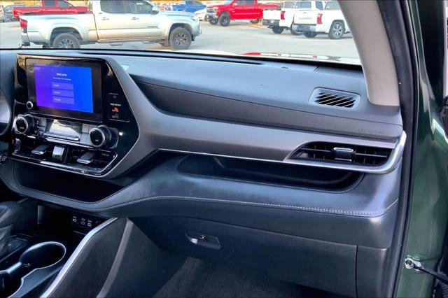 Certified 2023 Toyota Highlander L image 17
