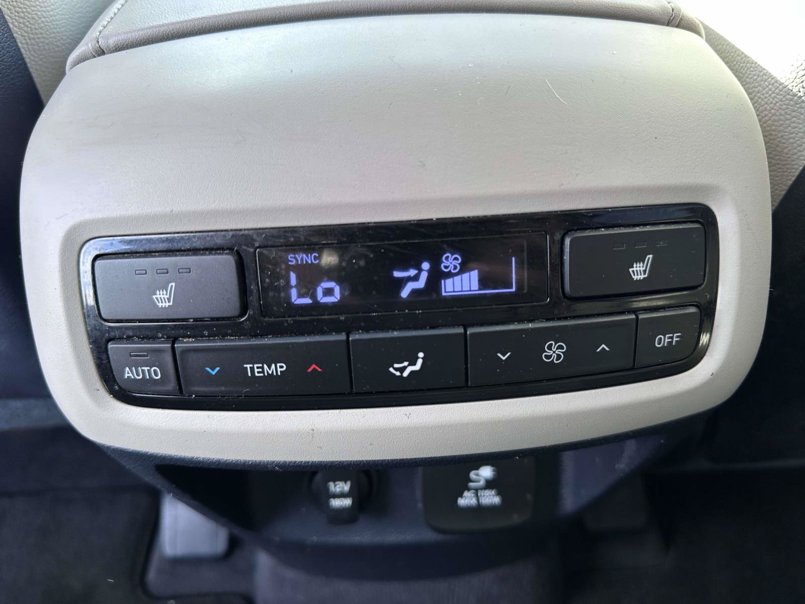 Used 2022 Hyundai Palisade SEL w/ 8P Bench Seat Package AWD/4WD image 17