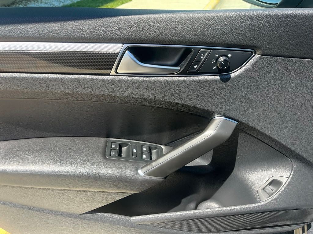 Used 2018 Volkswagen Passat 3.6 FWD image 39