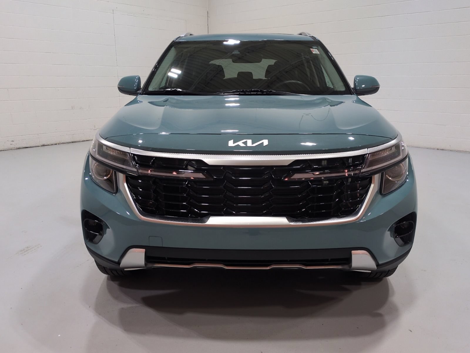 Certified 2025 Kia Seltos EX w/ EX Sunroof Package AWD/4WD image 8