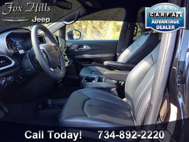 Used 2027 Chrysler Pacifica Select FWD image 16