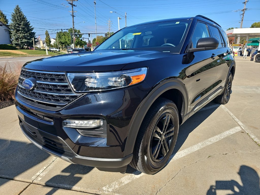 Used 2024 Ford Explorer XLT w/ Equipment Group 202A AWD/4WD image 8