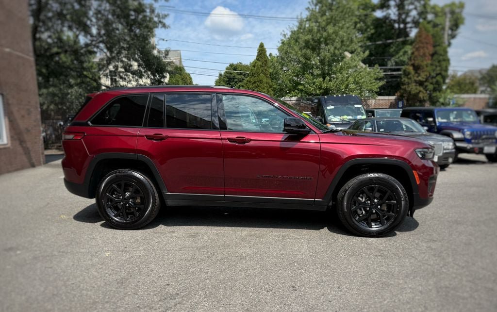 Used 2025 Jeep Grand Cherokee Altitude AWD/4WD image 4