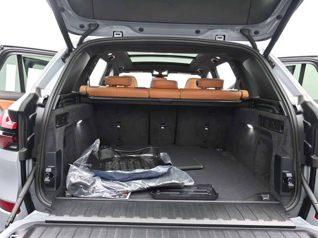 New 2026 BMW X5 M60i w/ Climate Comfort Package image 16