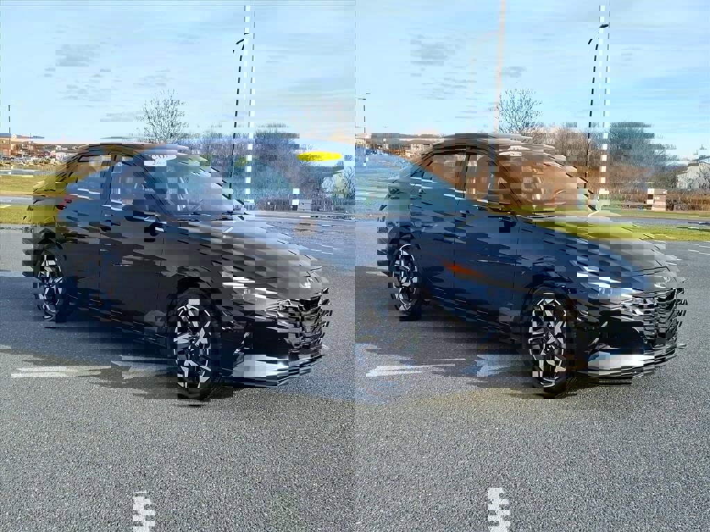 Used 2023 Hyundai Elantra Limited image 3