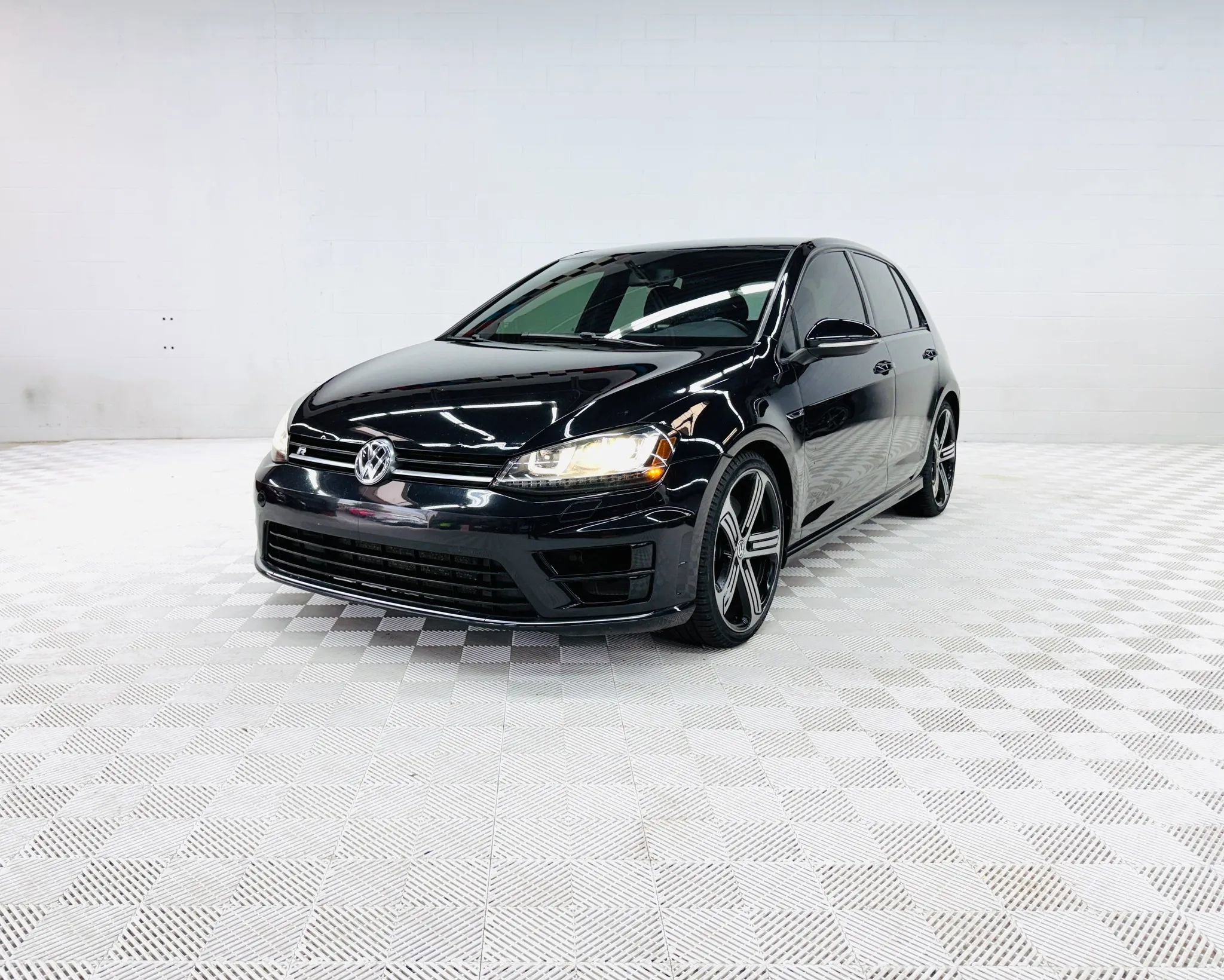 Used 2016 Volkswagen Golf R 4-Door image 26