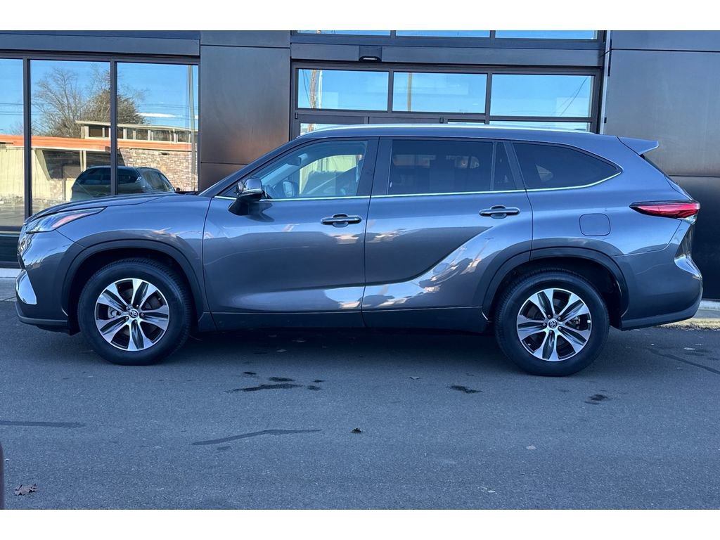 Used 2023 Toyota Highlander XLE image 9