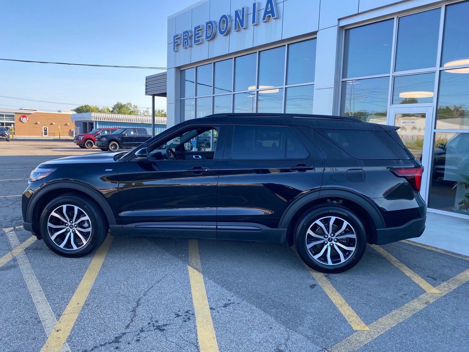 Used 2025 Ford Explorer ST-Line AWD/4WD image 3