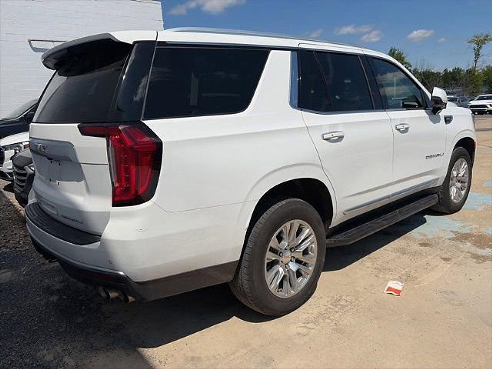 Used 2023 GMC Yukon Denali AWD/4WD image 4