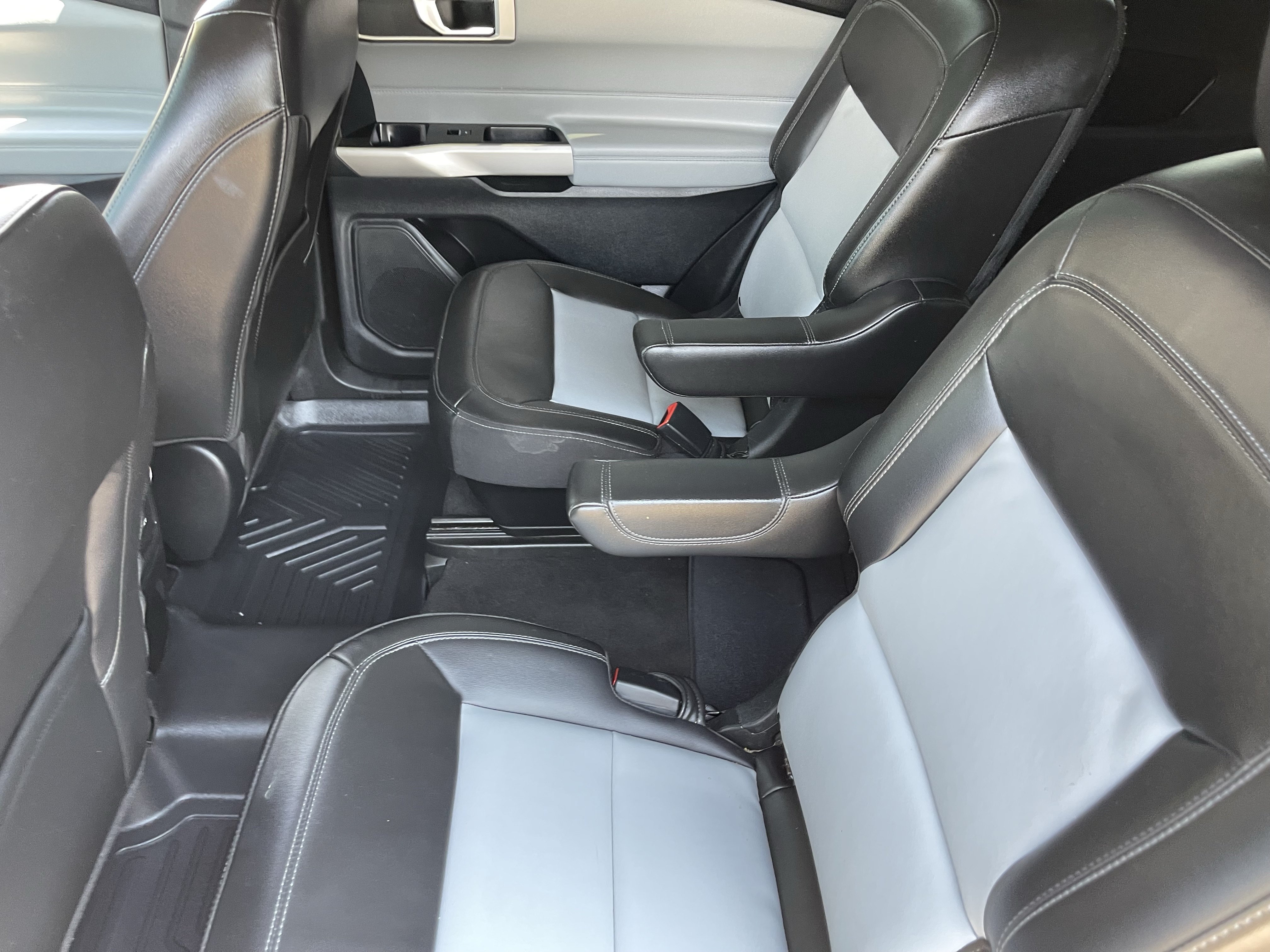 Used 2023 Ford Explorer XLT w/ Equipment Group 202A RWD image 16