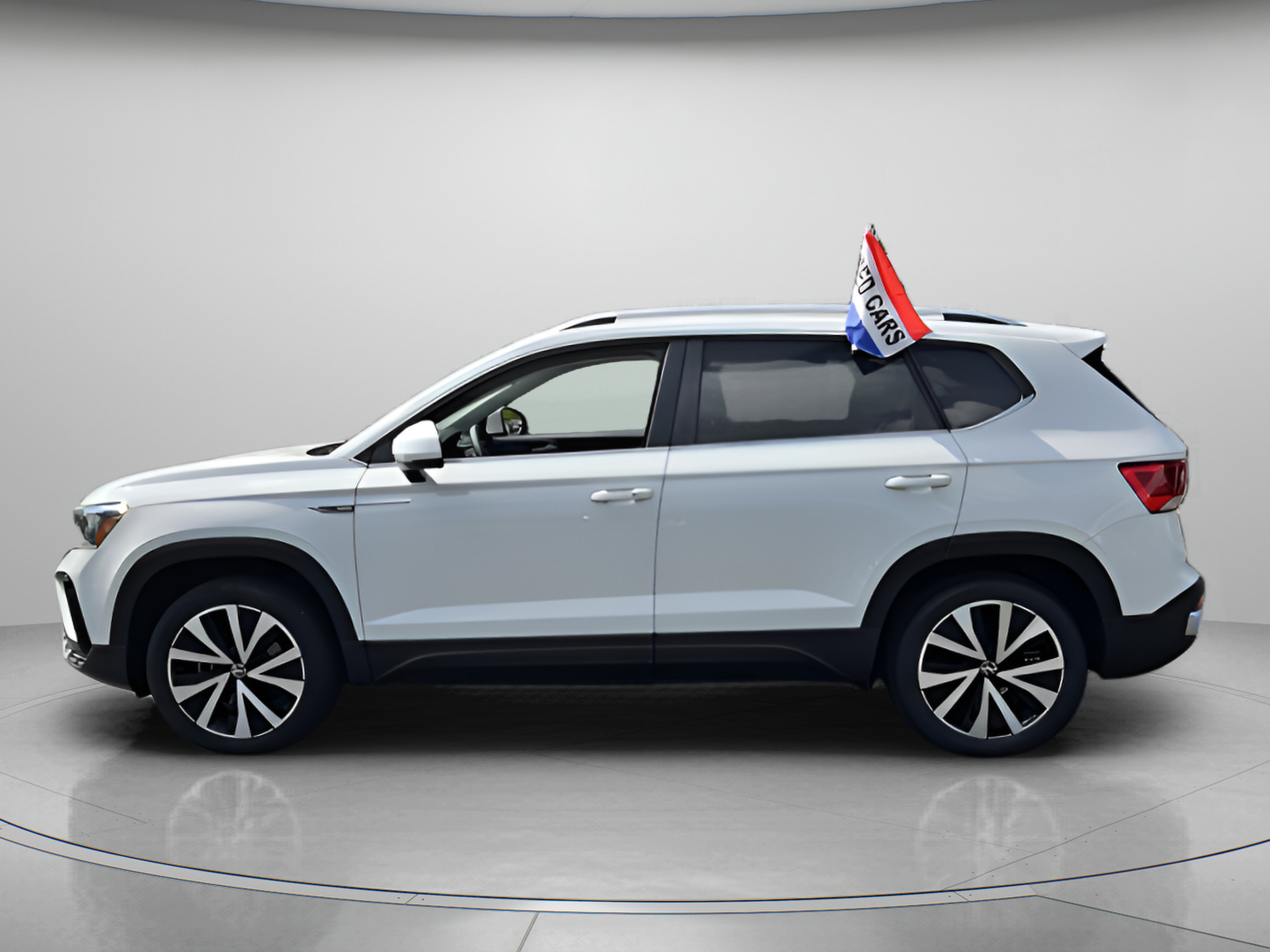 Used 2024 Volkswagen Taos SE FWD image 2