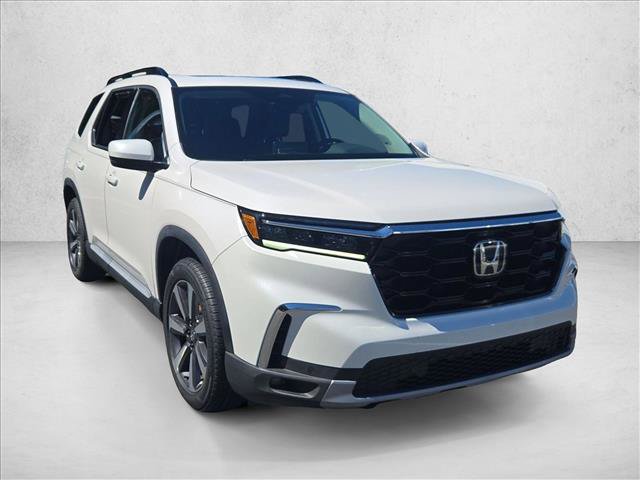 Certified 2025 Honda Pilot Touring image 3