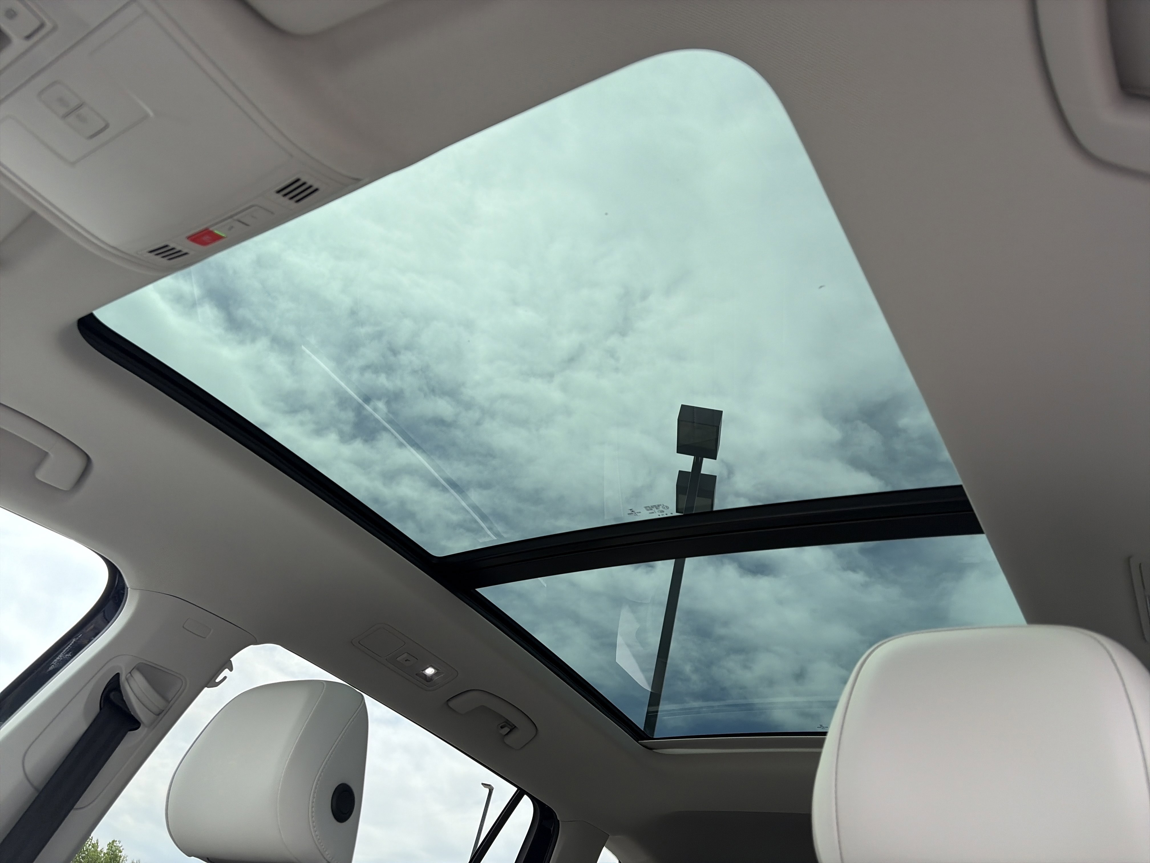 Used 2023 Volkswagen Tiguan SE w/ Panoramic Sunroof Package AWD/4WD image 33