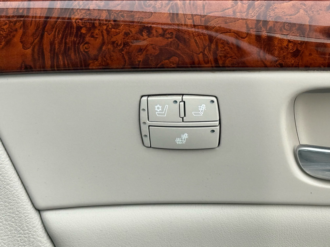 Used 2006 Cadillac DTS image 32