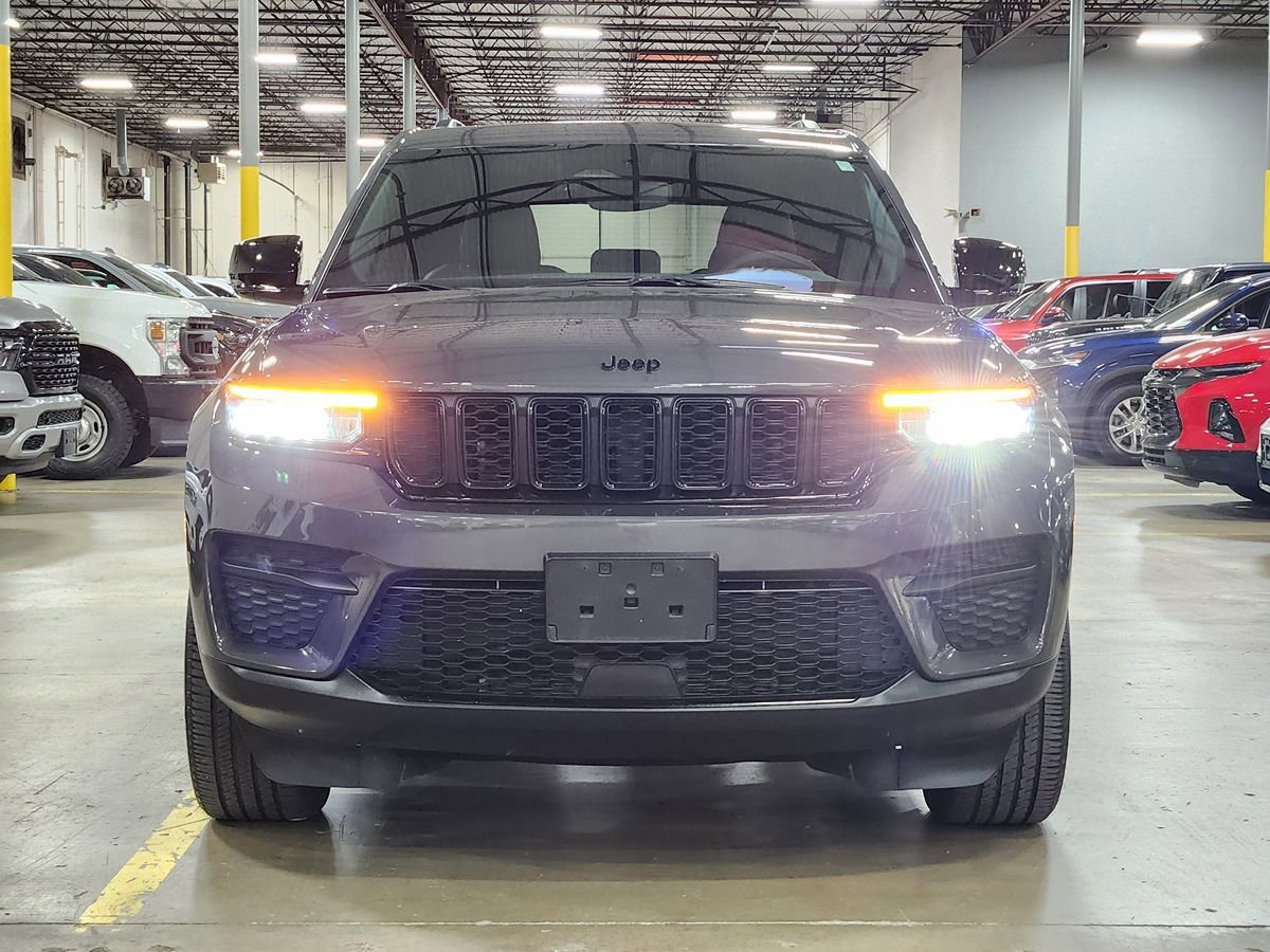 Used 2024 Jeep Grand Cherokee Altitude AWD/4WD image 2