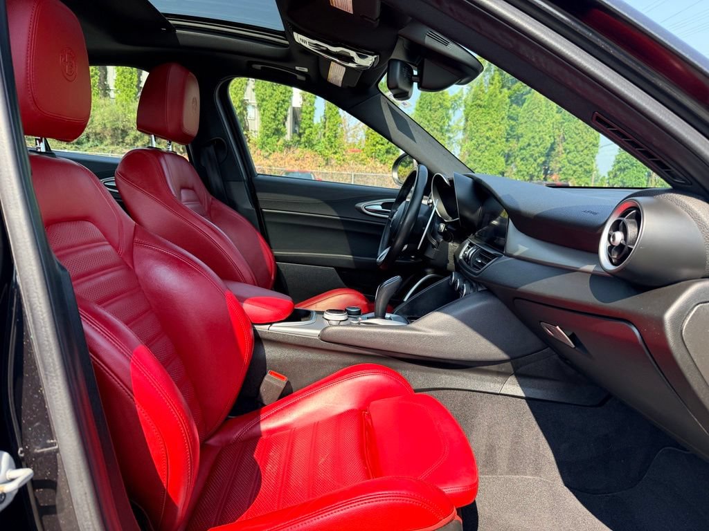 Used 2022 Alfa Romeo Giulia Veloce RWD image 8