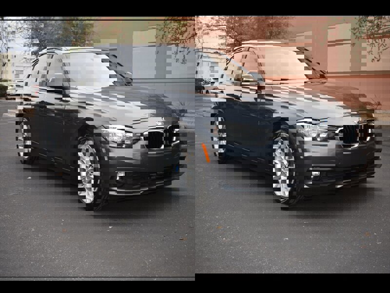 Used 2016 BMW 320i Sedan w/ Sport Package image 2