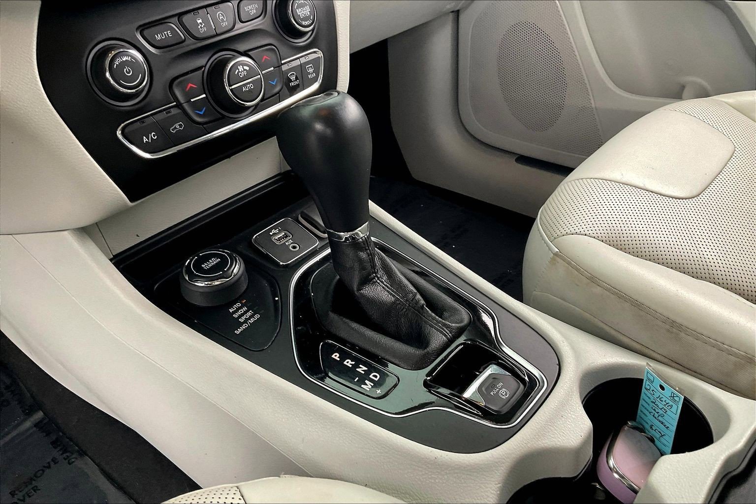 Used 2019 Jeep Cherokee Limited w/ Technology Group image 12