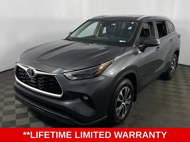 Used 2024 Toyota Highlander XLE FWD image 3
