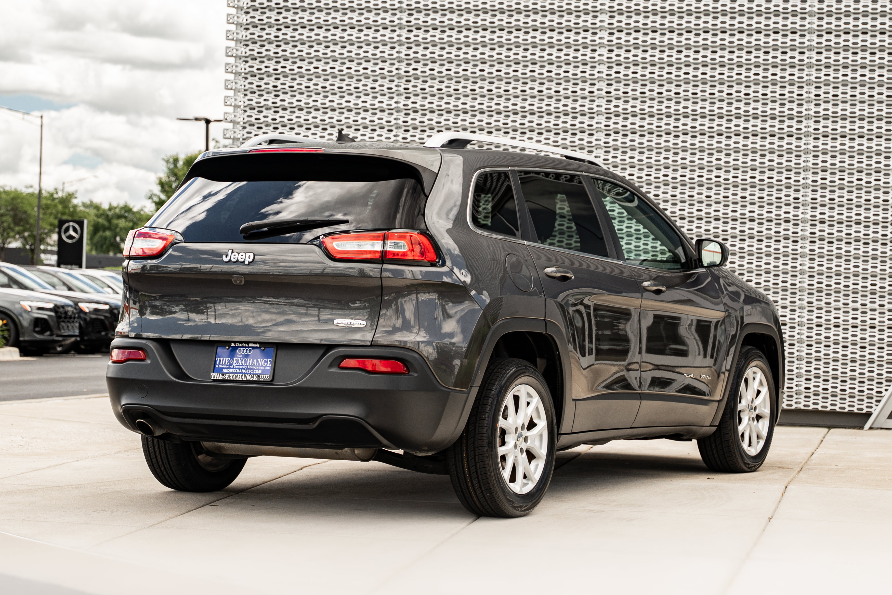Used 2016 Jeep Cherokee Latitude w/ Cold Weather Group FWD image 4