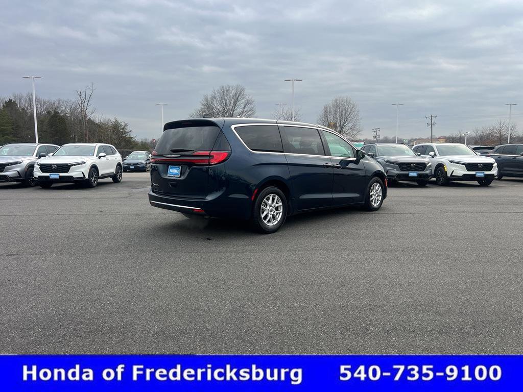 Used 2023 Chrysler Pacifica Touring-L image 7