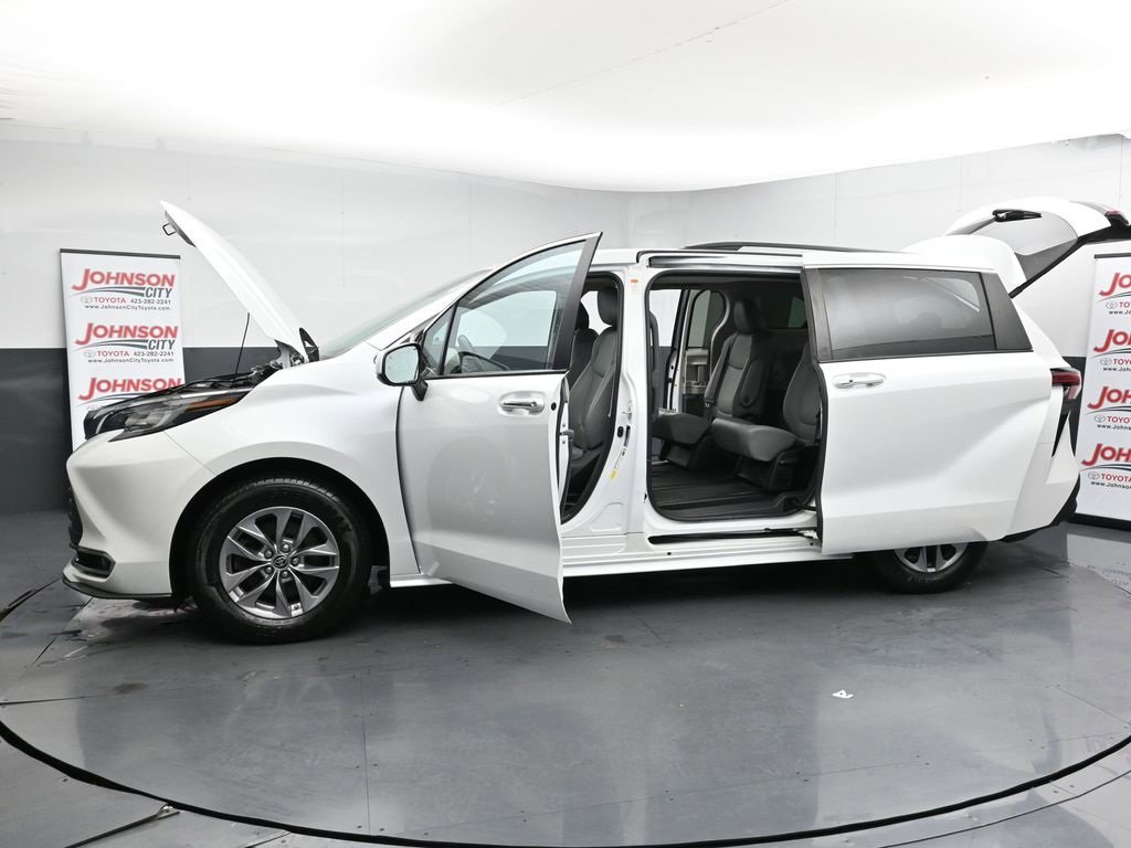 Used 2022 Toyota Sienna XLE image 28