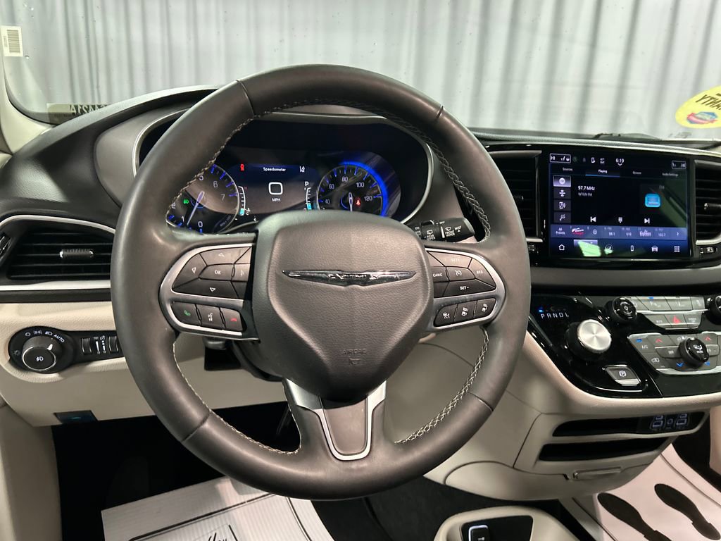 Used 2024 Chrysler Pacifica Touring-L FWD image 15