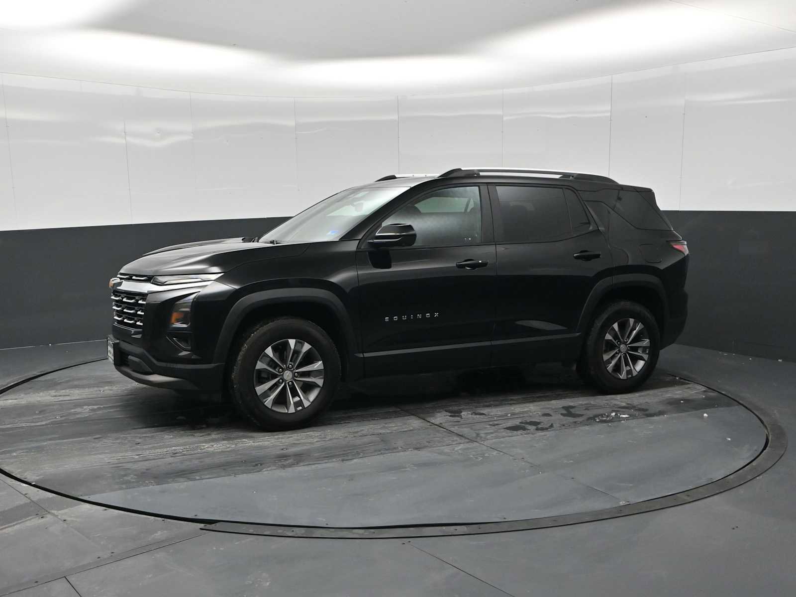 Used 2025 Chevrolet Equinox LT w/ Convenience Package II image 4