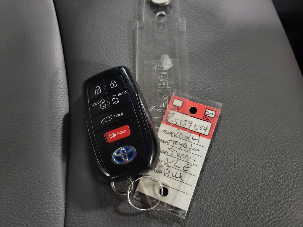 Used 2024 Toyota Sienna XLE AWD/4WD image 30