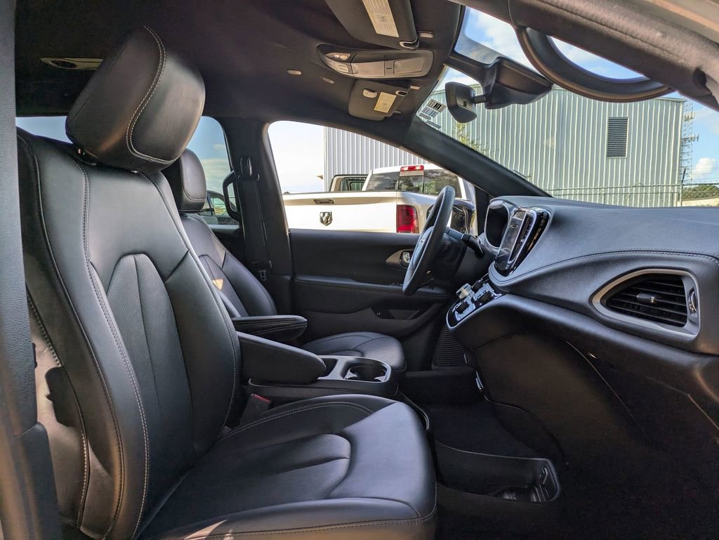 Used 2025 Chrysler Pacifica Select image 31