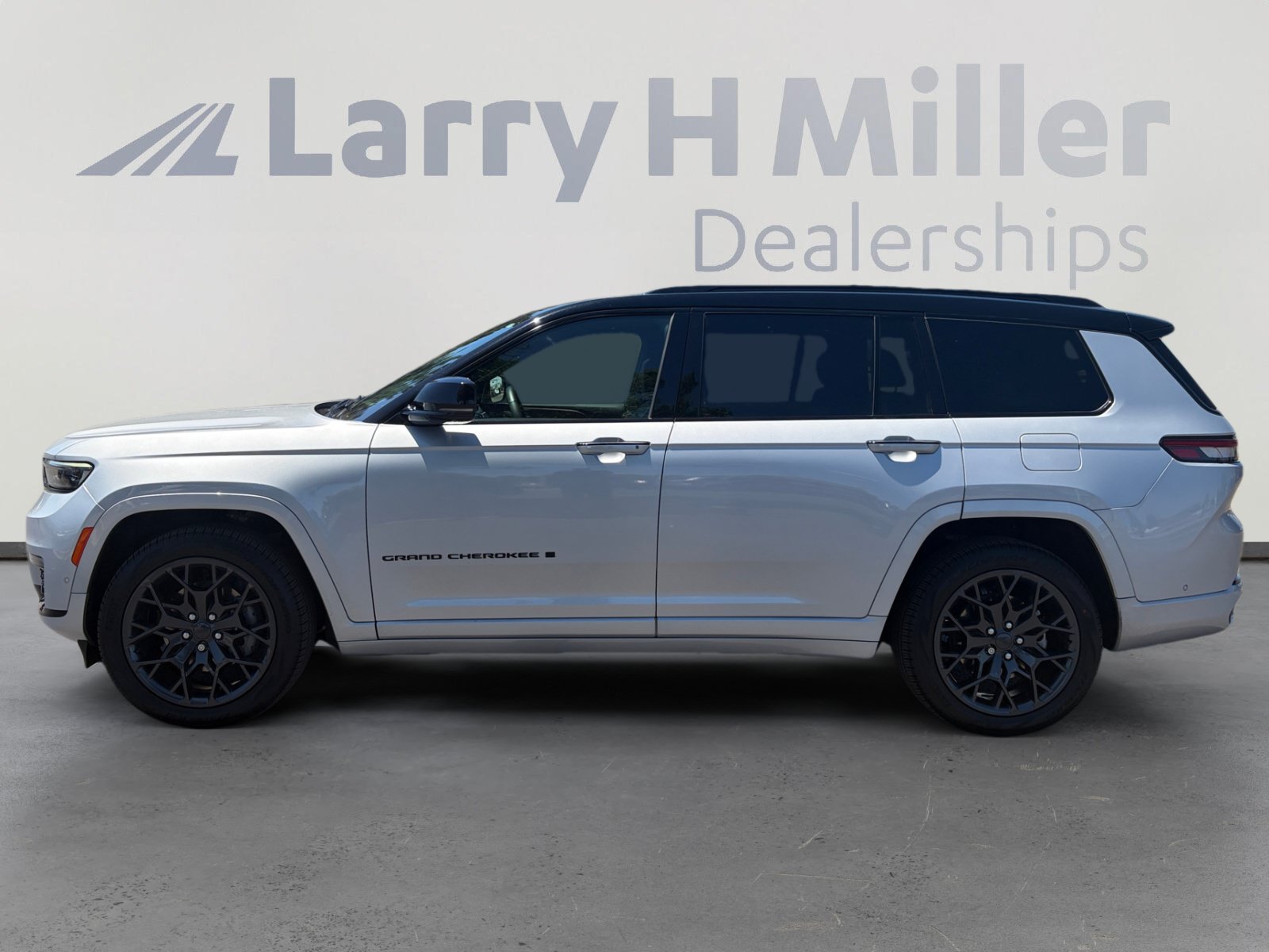 Used 2024 Jeep Grand Cherokee L Summit w/ Advanced Protech Group IV AWD/4WD image 2