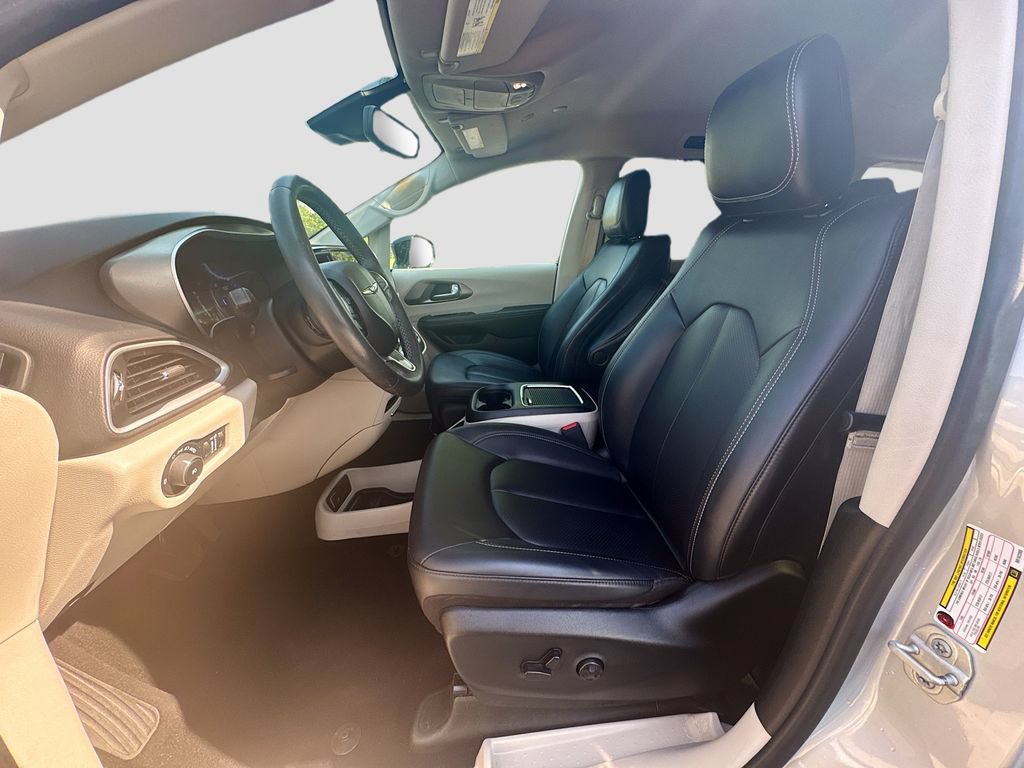 Used 2024 Chrysler Pacifica Touring-L FWD image 27