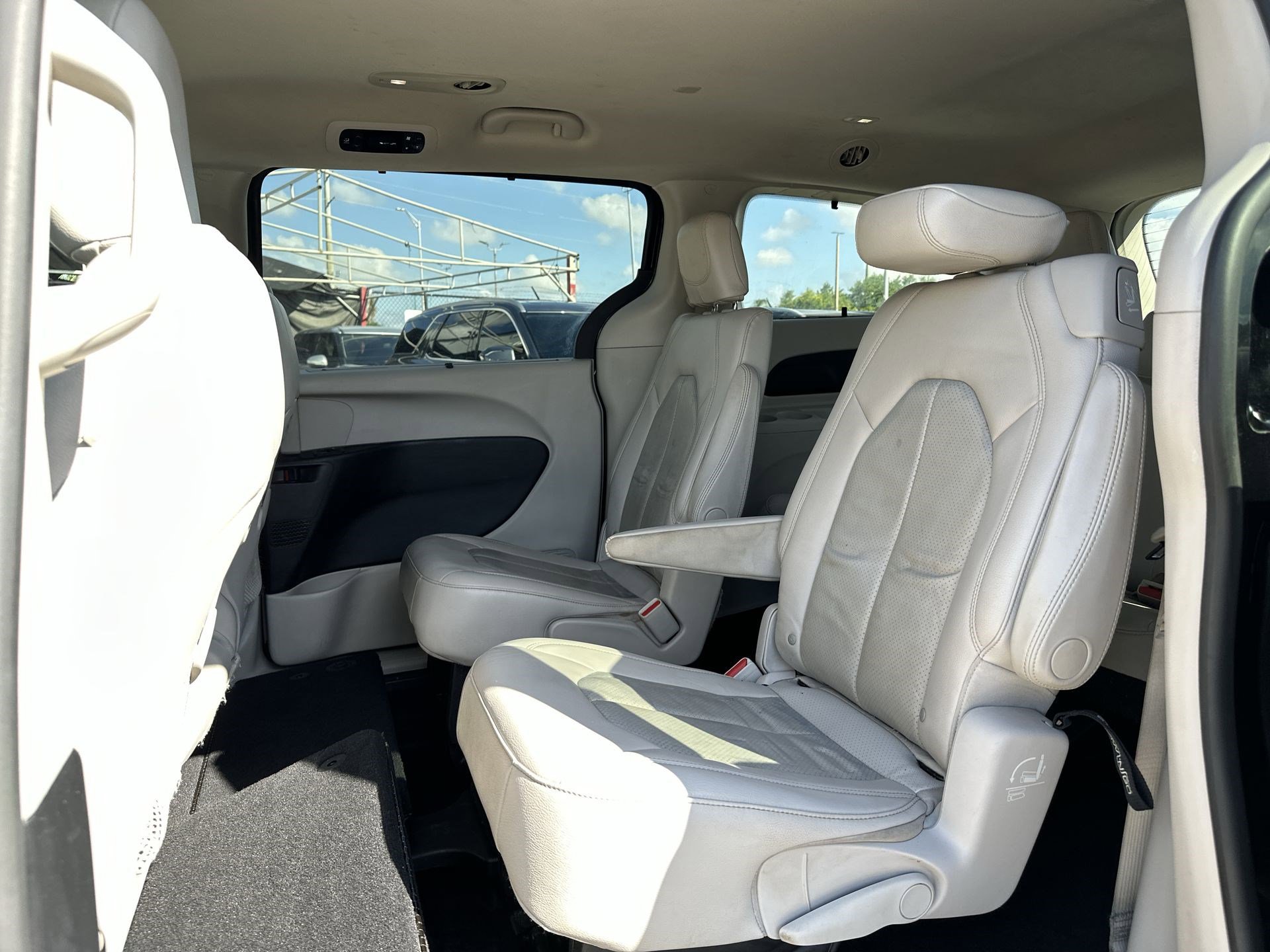Used 2021 Chrysler Pacifica Touring-L FWD image 23