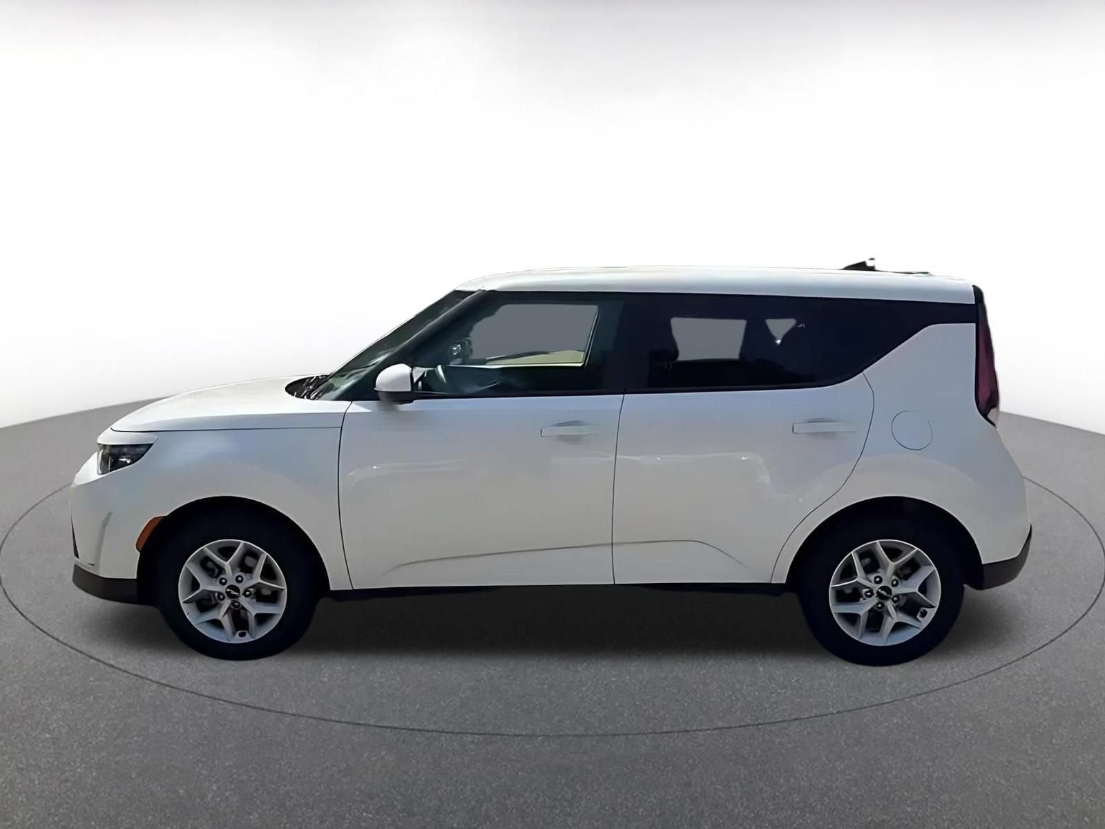 Used 2025 Kia Soul LX w/ LX Technology Package FWD image 8