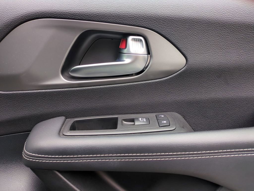Used 2025 Chrysler Pacifica Select image 34