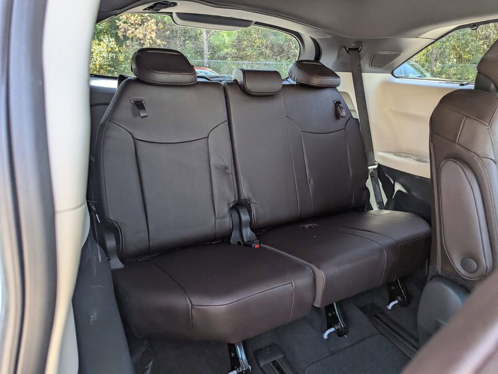 Certified 2024 Toyota Sienna Platinum image 19