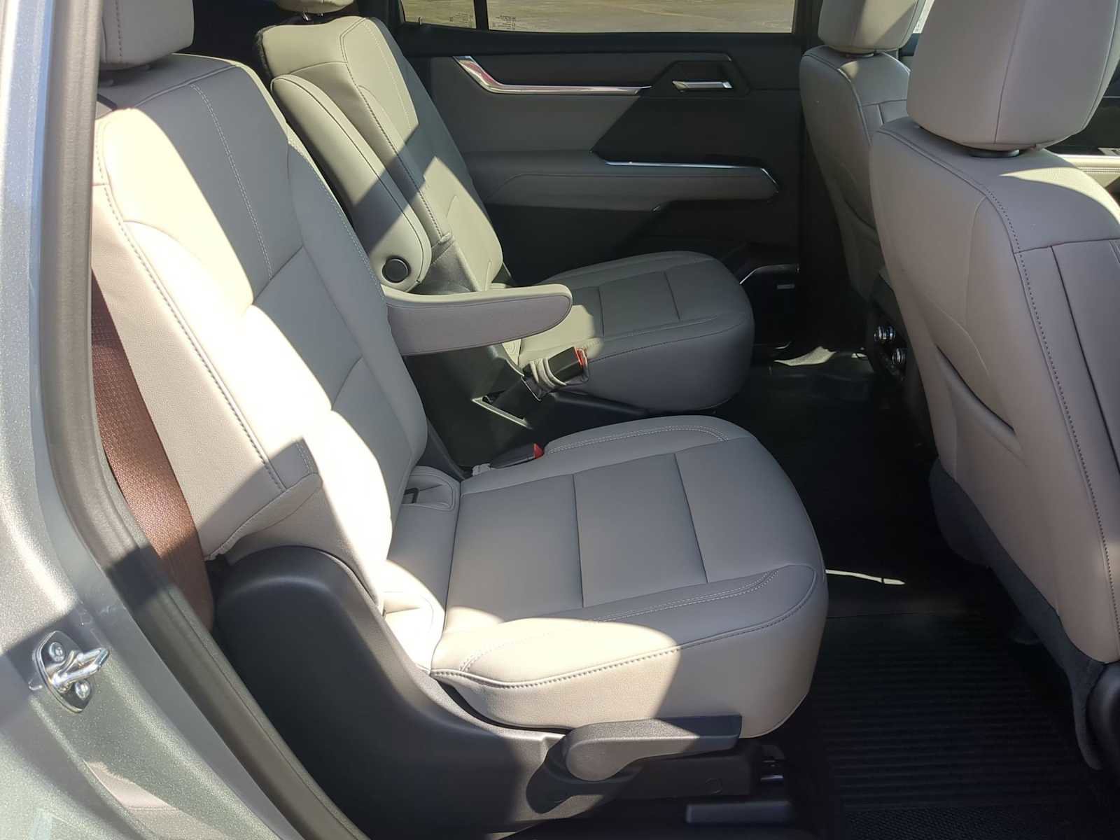 Used 2026 GMC Acadia Elevation w/ Elevation Premium Package FWD image 29